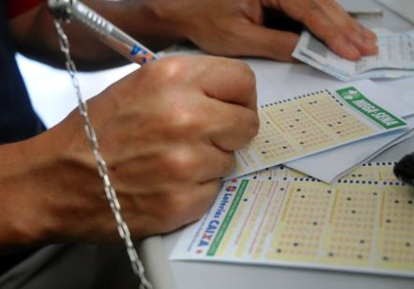 Mega-Sena acumula mais uma vez e pode pagar bolada de R$ 63 milhões no sábado