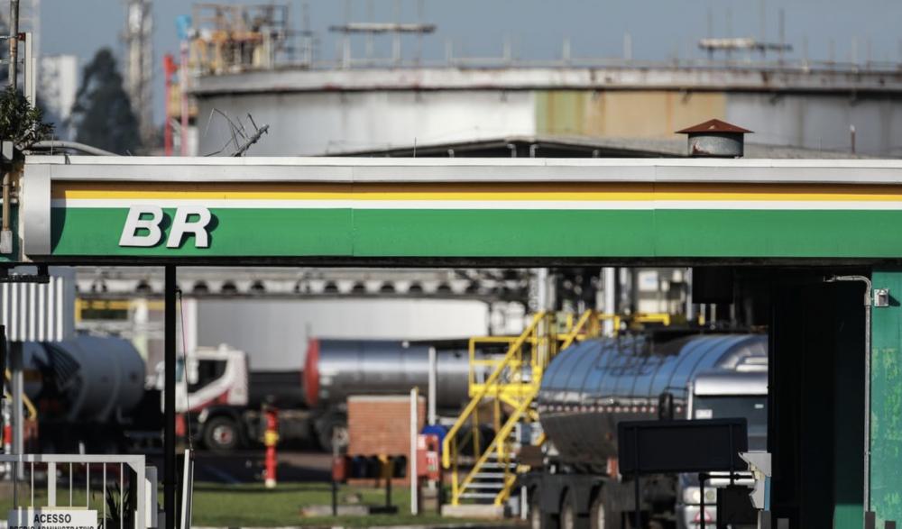 Preço do diesel cai R$ 0,18 nas distribuidoras, nesta quinta-feira