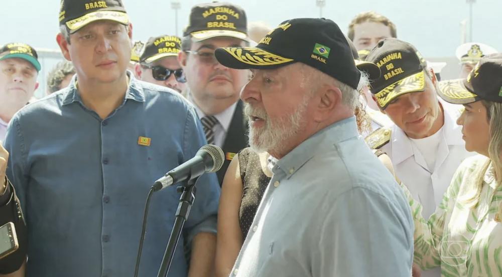 Com pneumonia leve, Lula adia embarque para a China