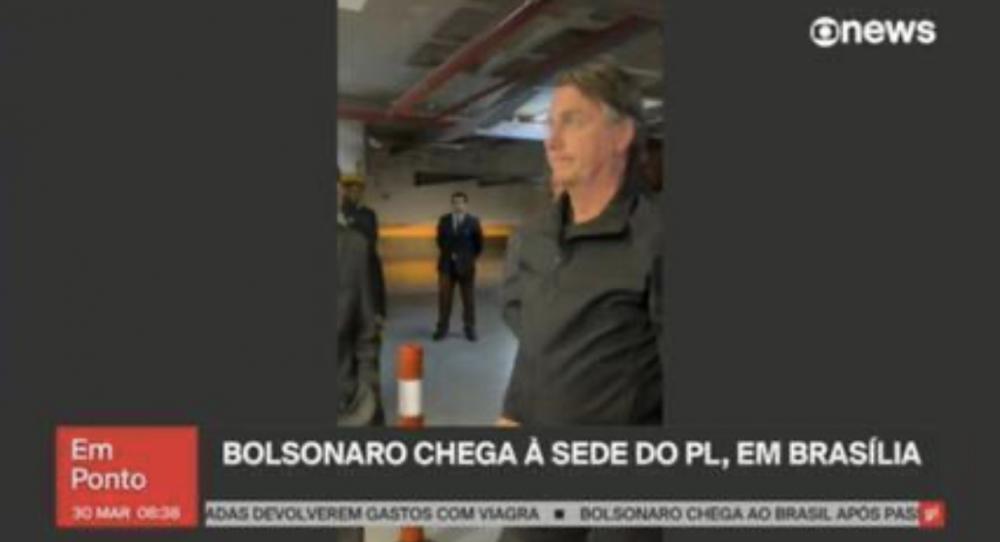 Bolsonaro chega ao Brasil após passar três meses nos Estados Unidos
