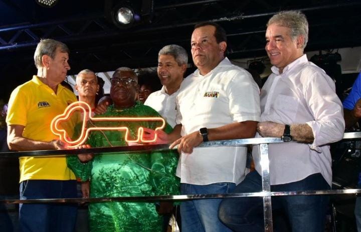 Ao lado do governador Jerônimo Rodrigues Prefeito Colbert Martins entrega 