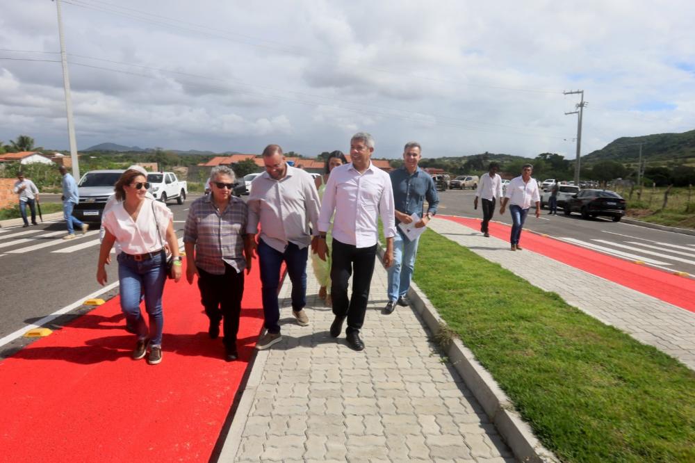 Governo do Estado entrega restauração de trecho da BA-120 no município de Ipecaetá