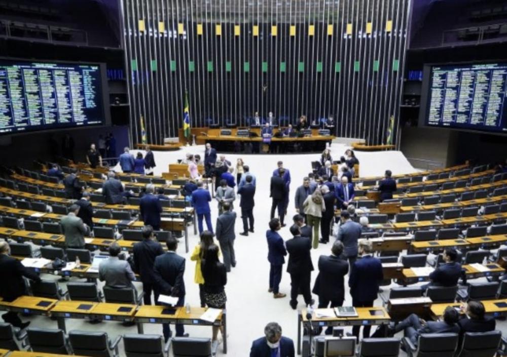 Câmara adia votação do PL das Fake News