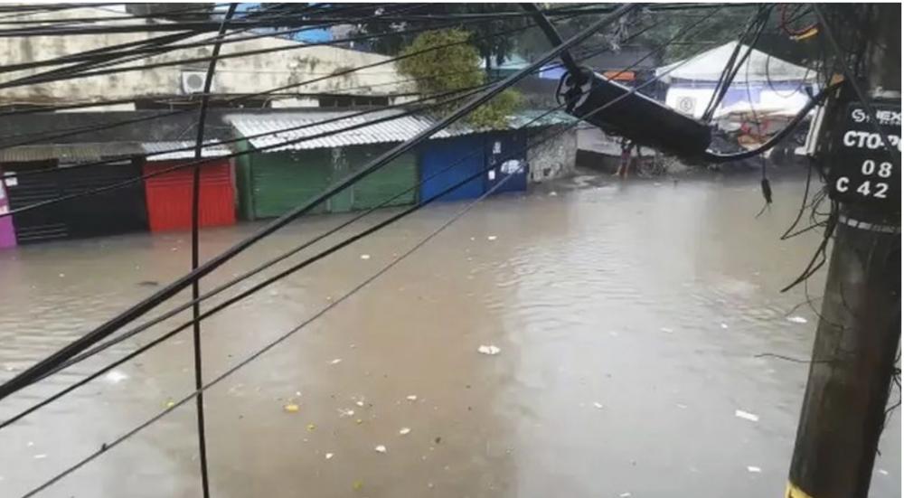 VÍDEO: Chuva deixa bairros de Salvador com ruas alagadas e desabamento de imóvel deixa três soterrados