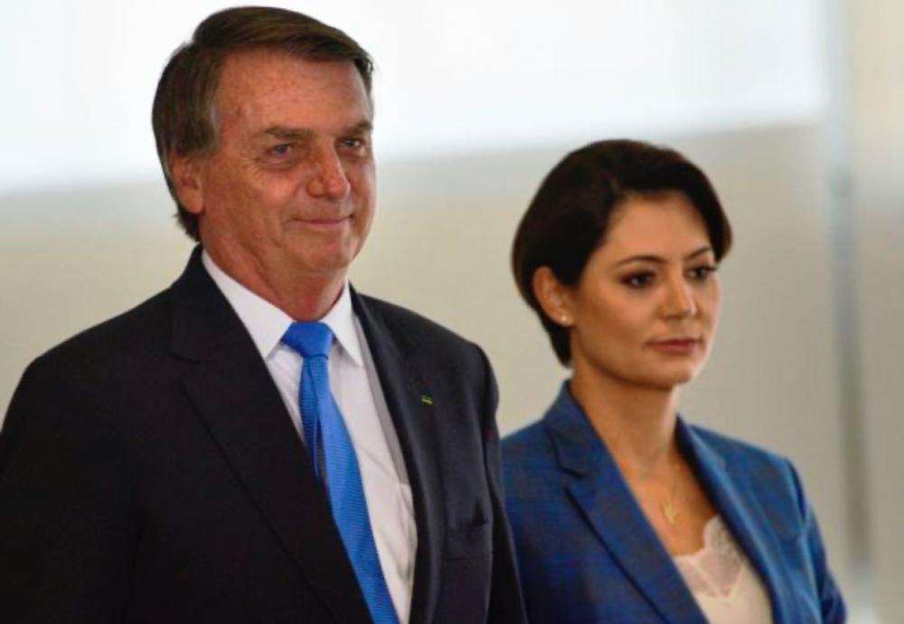 Defesa alega que Michelle usava cartão de amiga porque Bolsonaro é ‘pão-duro’