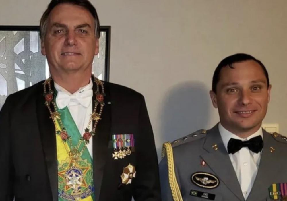 Apesar de elogios públicos, Bolsonaro culpa Mauro Cid por fraude em conversas privadas