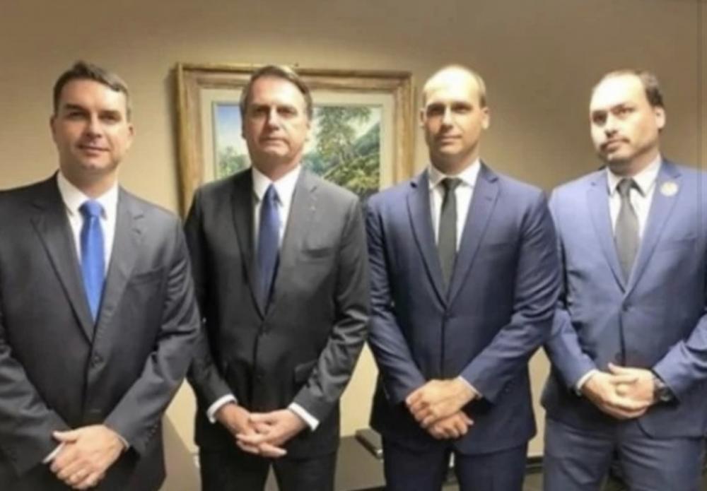 Temendo delação de Mauro Cid, família Bolsonaro sonda ex-integrantes do governo