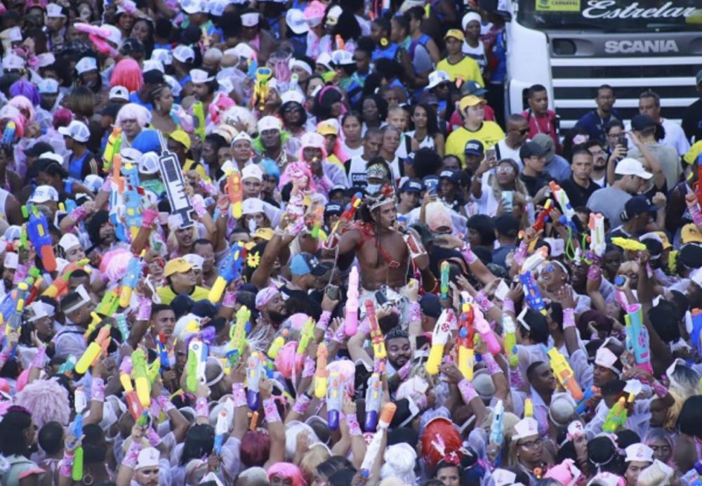 Jerônimo sanciona lei que proíbe pistola de água no Carnaval e festas populares