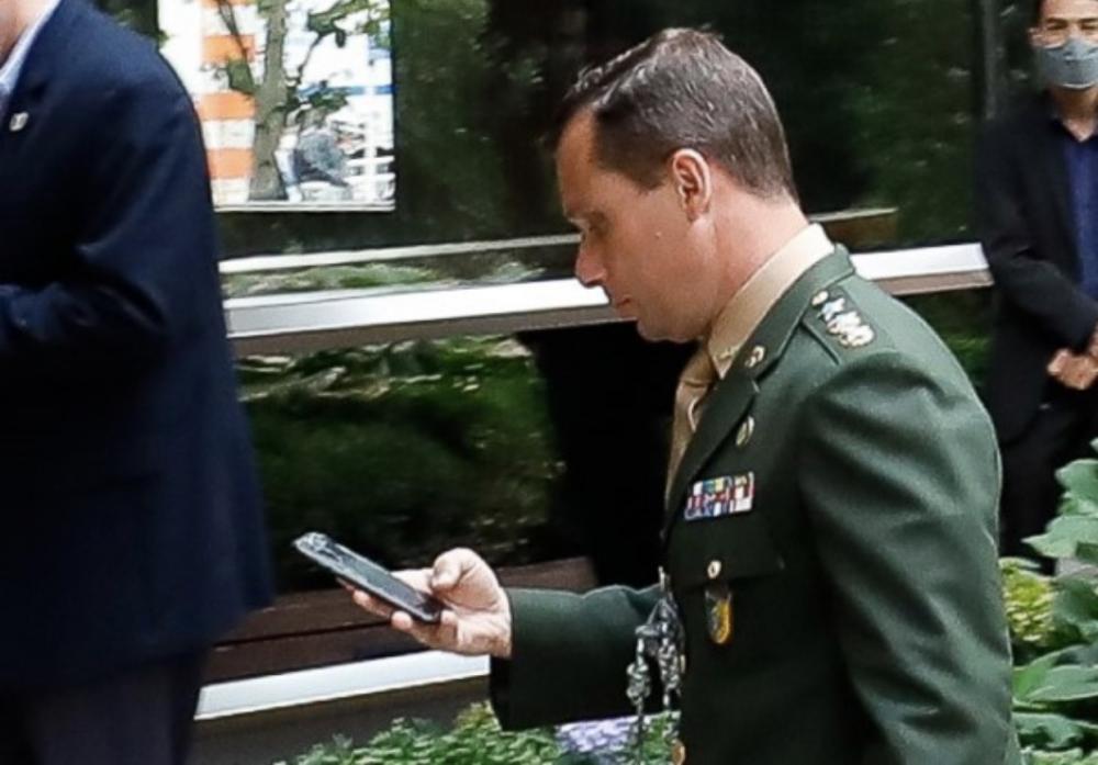 Celular de ajudante de ordens de Bolsonaro tinha minuta de GLO e ‘estudos’ para golpe