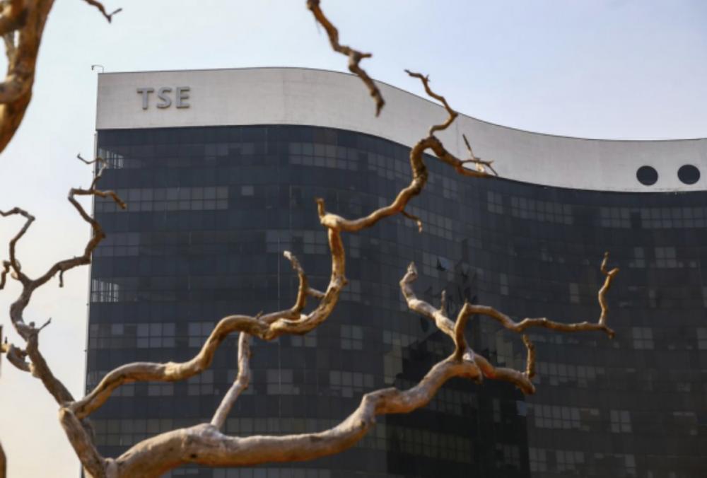 Julgamento que pode levar à inelegibilidade de Bolsonaro é iniciado pelo TSE