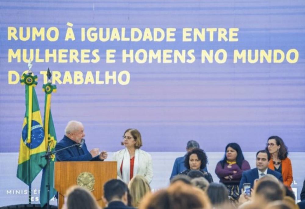 Presidente sanciona lei que determina igualdade salarial entre homens e mulheres