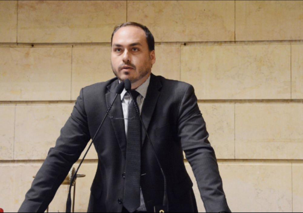 Juiz nega solicitação de Randolfe para condenar Carlos Bolsonaro