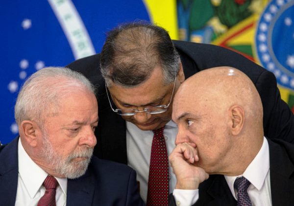 Em conversa com Lula, Alexandre de Moraes aponta Dino como bom nome para o STF