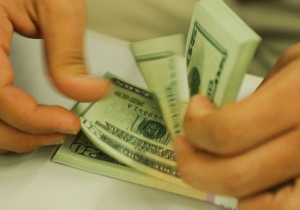 Fechando no menor valor em 15 meses, dólar cai para R$ 4,73