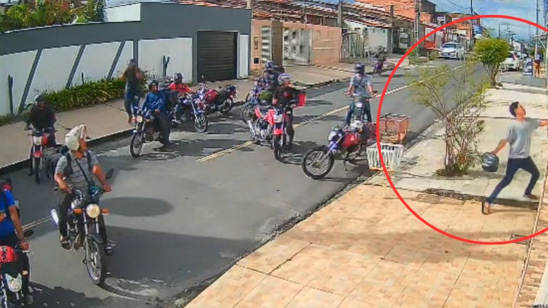 Motoboys são flagrados destruindo casa de cliente na Bahia