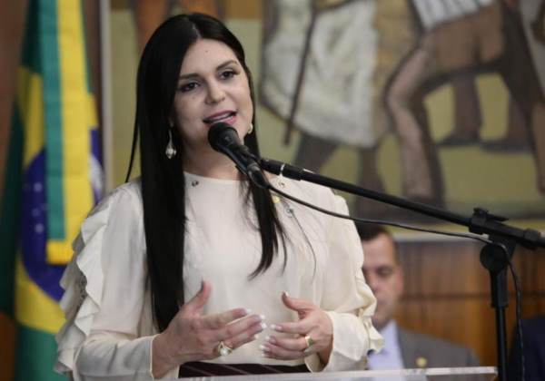 Dayane compara bolsonarismo a sistema de pirâmide: malandros do topo arregimentam imbecis