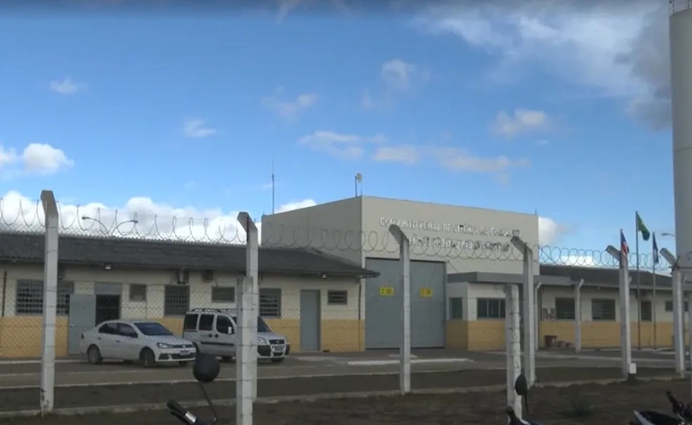 Idoso preso ao entrar em motel com adolescente escondido no banco traseiro do carro na BA vai cumprir prisão domiciliar