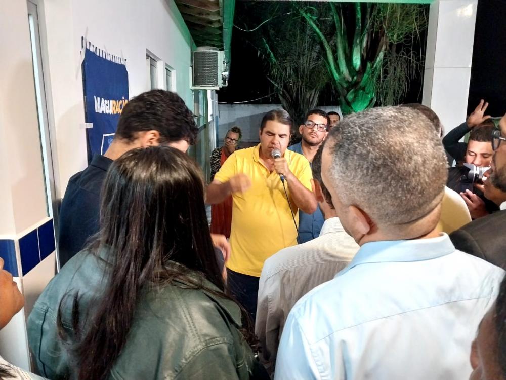 Prefeito de Governador Mangabeira entrega PSF novo e casa do projeto “Casa Legal”