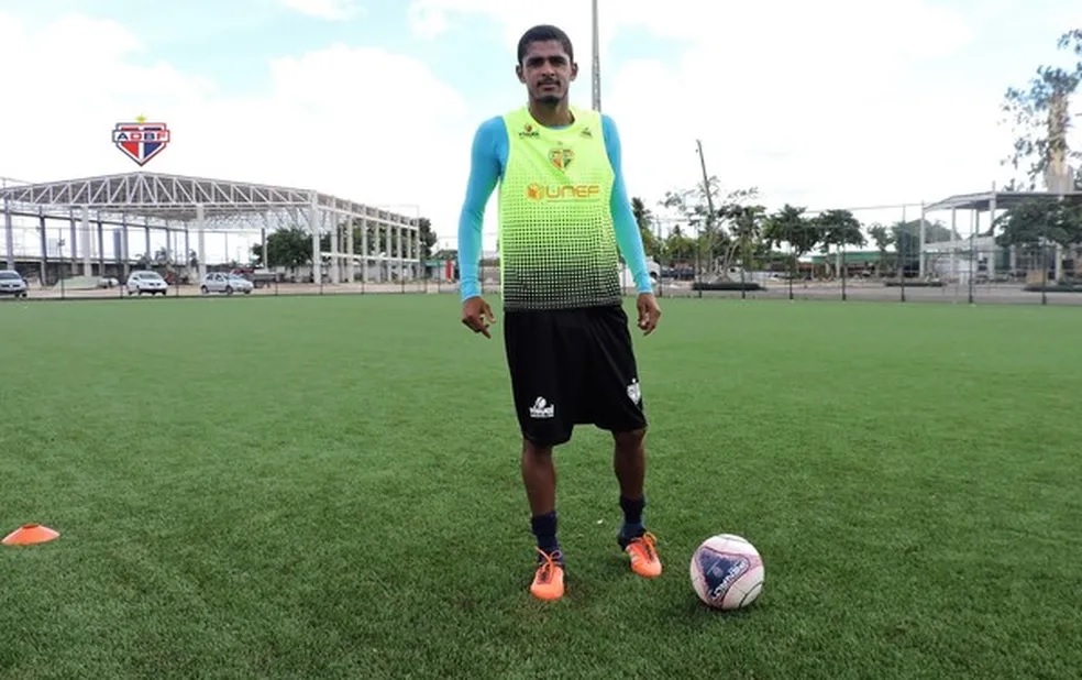 Jogador do Bahia de Feira sofre infarto e morre durante treino; atacante tinha 36 anos