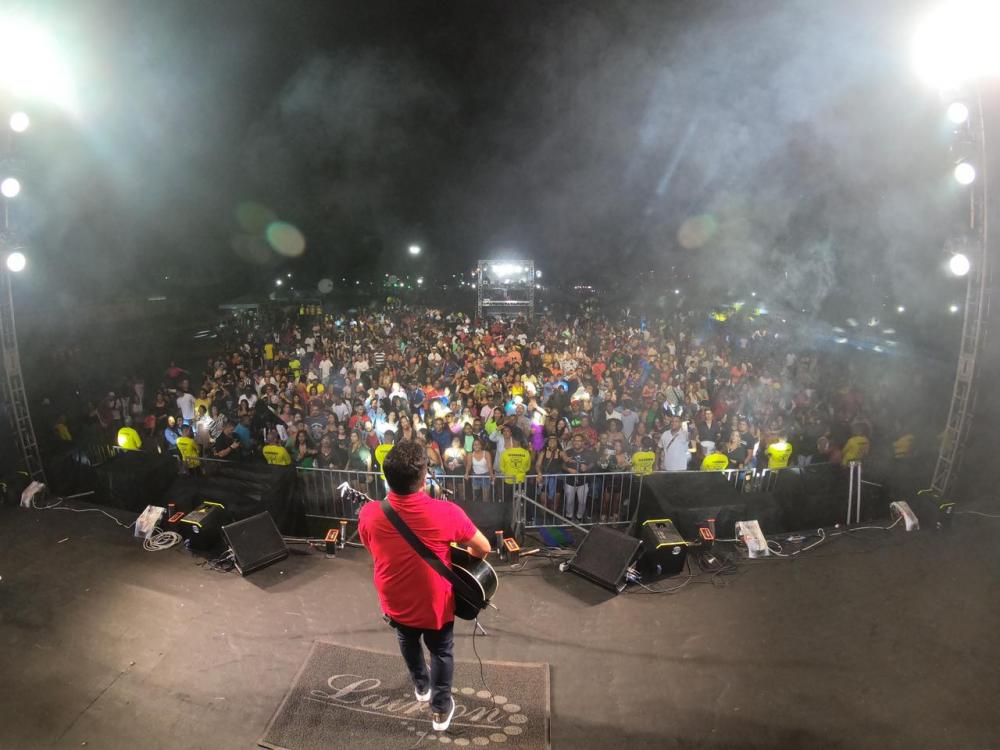 Romantismo e emoção marcaram show de Lairton nas 10 horas de Arrocha