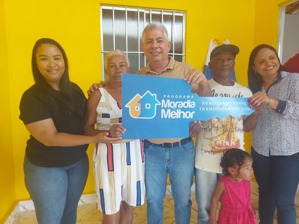 Prefeito de Anguera entrega casas do programa 