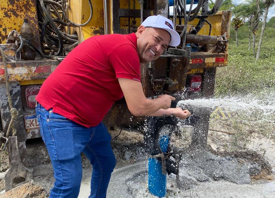Milagres: Binho Galinha acompanha de perto chegada de água para o povo 