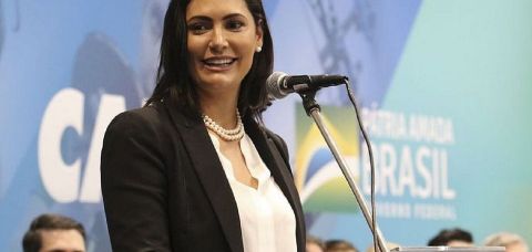 Michelle Bolsonaro é aconselhada a não fazer mais piada com joias