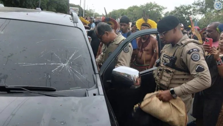 Empresária avança sobre grupo e atropela três indígenas na Bahia