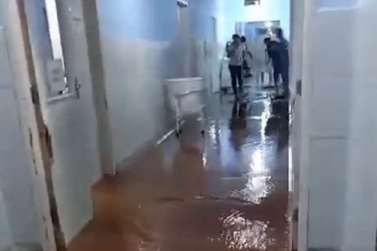 Temporal no Sudoeste baiano alaga hospital, derruba muros e arrasta veículos