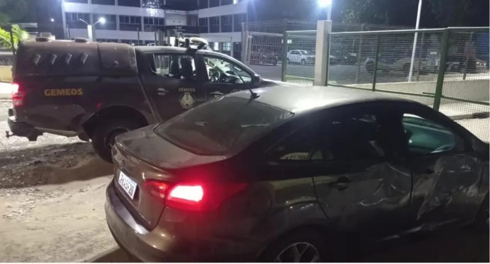 Dois homens são presos com carro roubado em Feira de Santana