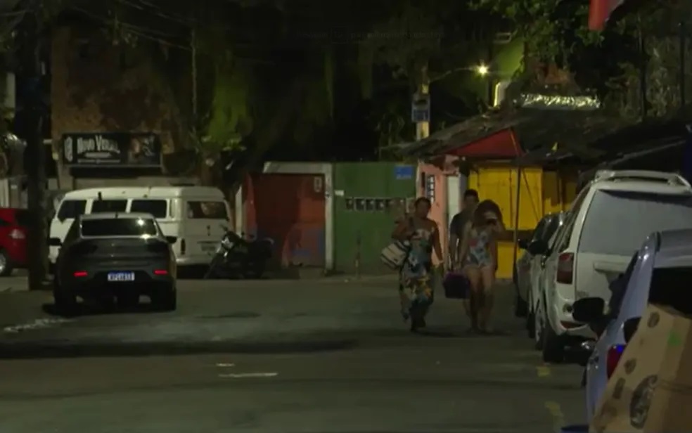 Imagens mostram famílias ao deixar bairro de Salvador após intensa troca de tiros, mortes e ações com reféns