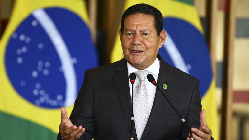 Mulher de Mourão e filha de Villas Bôas aparecem em folha de pagamento de associação do Exército