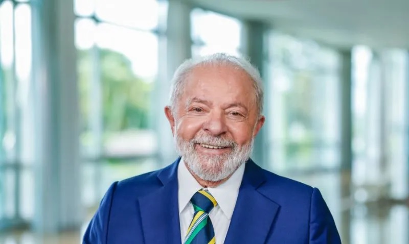 Lula anuncia que 