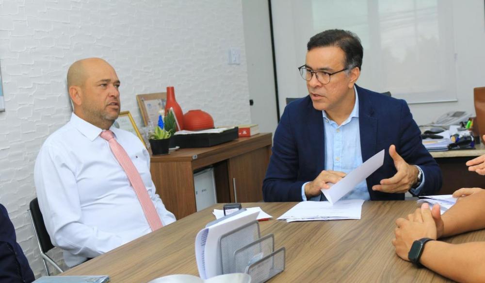 Binho Galinha pede poços artesianos à Cerb para oito municípios baianos 