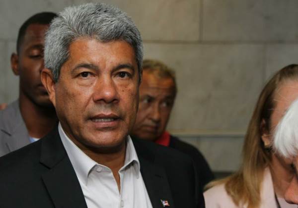 Após descartar intervenção, Jerônimo diz que vinda de blindados é parceria com governo federal