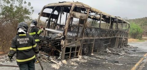Ônibus do Exército pega fogo na Bahia; armas e munições foram queimadas