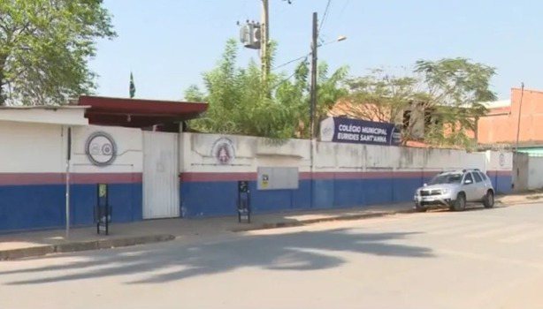 Policiais militares fazem segurança de escola um ano após atentado armado