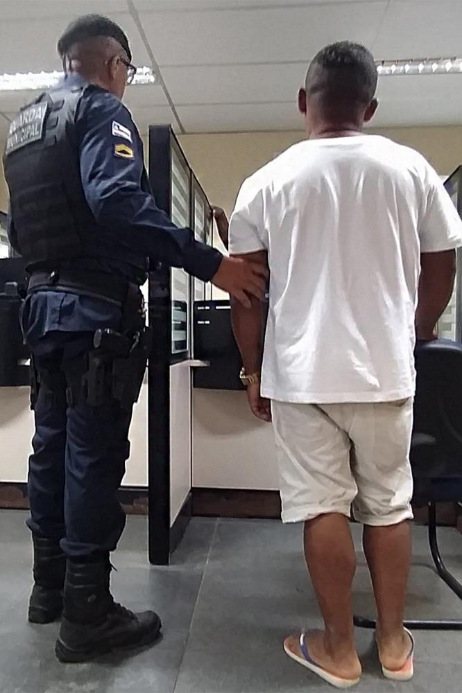 Guarda Municipal conduz para delegacia homem acusado de aliciar uma jovem de 13 anos
