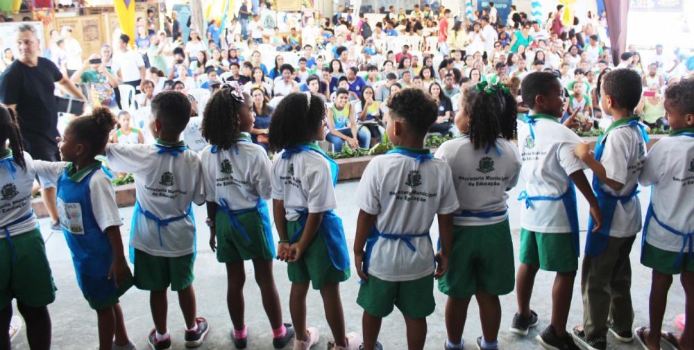 Estudantes de escolas municipais brilham em apresentações na Flifs