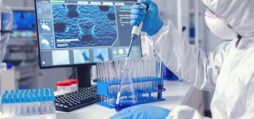 Cientistas recebem Nobel de Medicina por auxiliar no desenvolvimento de vacinas contra a Covid-19