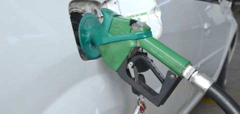 Gasolina fica mais cara no Brasil do que no exterior, diz entidade