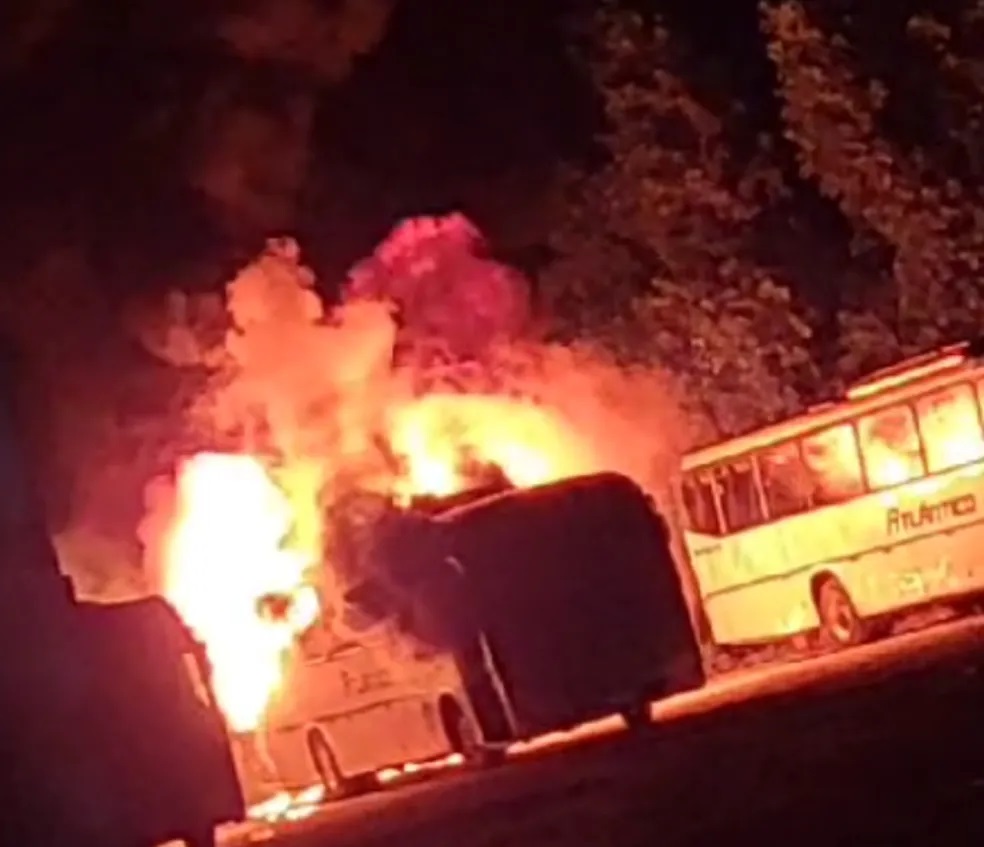 Homem é preso em flagrante após incendiar três ônibus e um carro no interior da Bahia