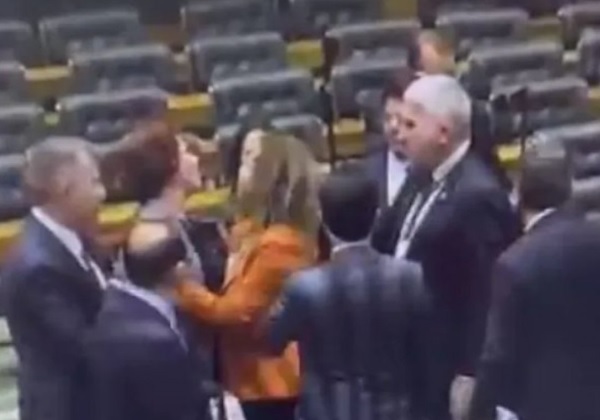 Carla Zambelli e Lindbergh Farias trocam farpas na Câmara e colegas intervêm confusão