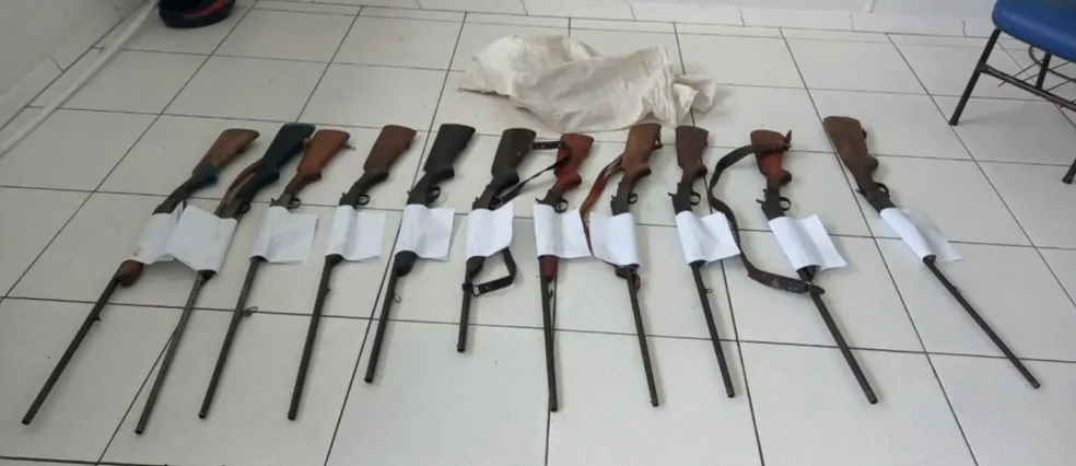 Onze espingardas são apreendidas por policiais militares no extremo sul da Bahia; dupla fugiu