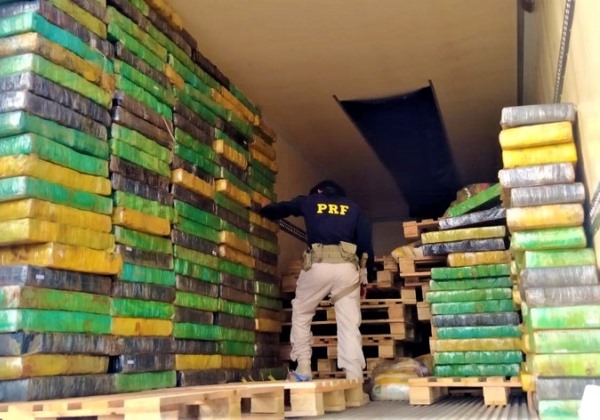 PRF apreende mais de 2 toneladas de maconha em fundo falso de caminhão frigorífico