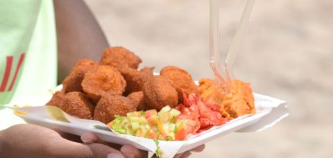 Acarajé se torna patrimônio do Rio e causa polêmica entre baianos