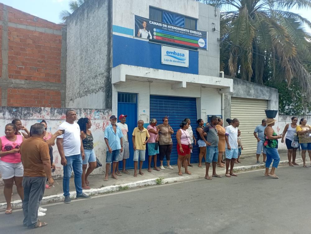 Moradores da cidade de Tanquinho protestam contra serviço prestado pela Embasa