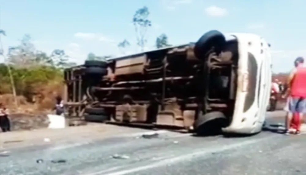 Micro-ônibus que tombou e deixou uma pessoa morta e 19 feridas na Bahia fazia transporte de forma irregular, diz Agerba