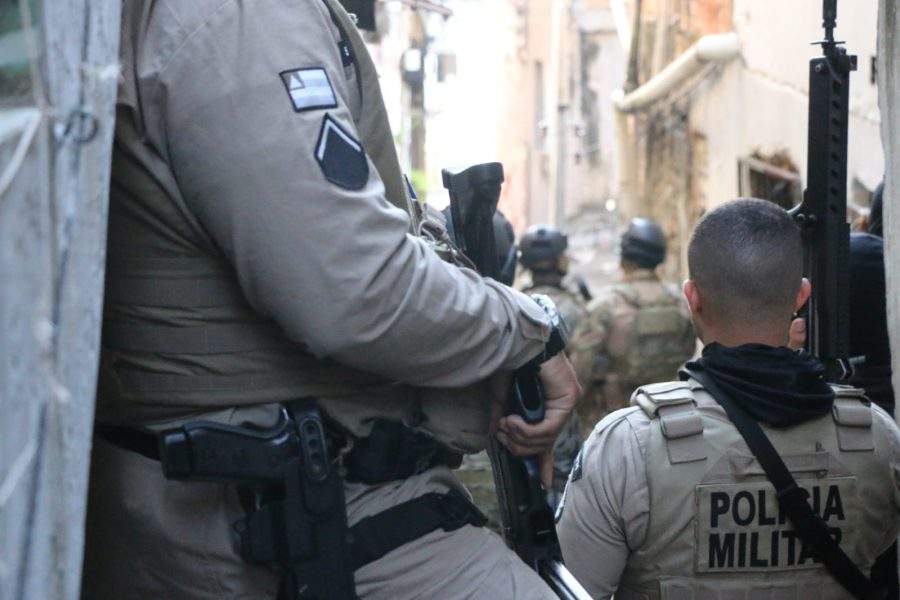 Cadeirante flagrado com R$ 4,2 mil é suspeito de lucrar com a venda de drogas em paredão no Nordeste