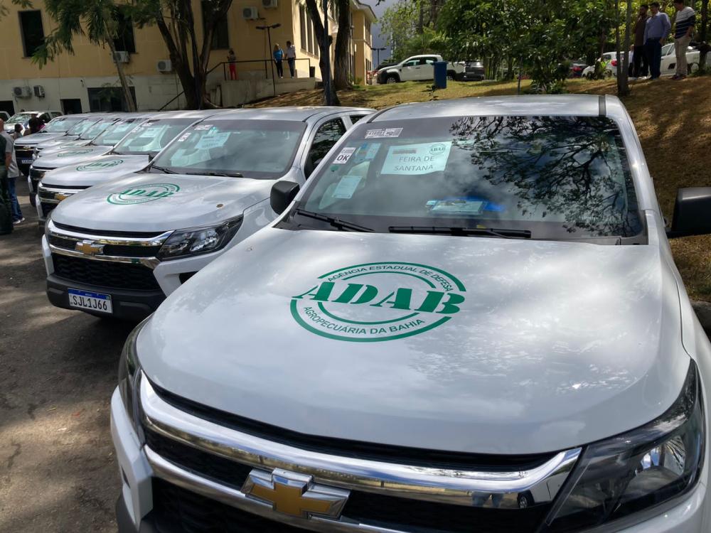 Com Jerônimo, deputados Robinson e Zé Neto entregam 3 caminhonetes para reforçar assistência da ADAB em Feira